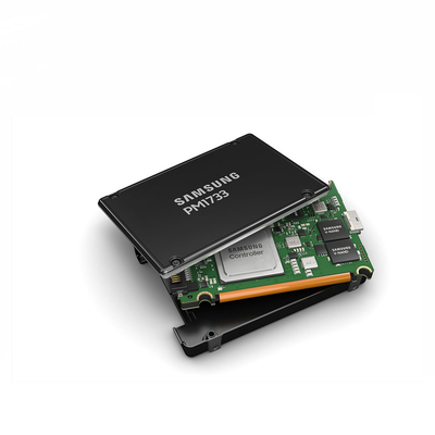 PCIe Gen4 X4 NVMe U.2 2.5は内部SSDサムスンPM1733 SSD 3.84TBをじりじり動かす