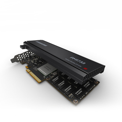 PCIe Gen4 X4 NVMe U.2 2.5は内部SSDサムスンPM1733 SSD 3.84TBをじりじり動かす